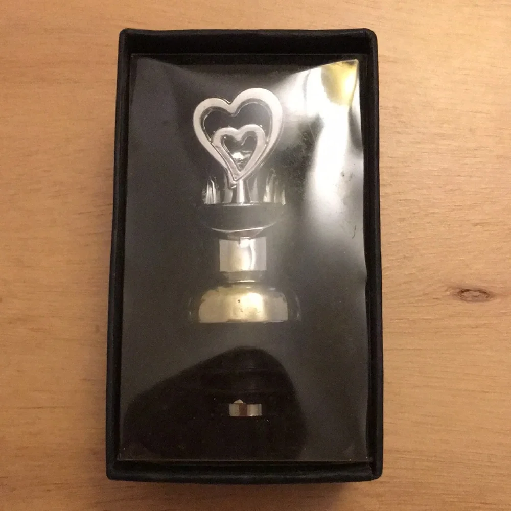 New Silver Hearts Wine Cork Stopper with Professional Wine Pourer Gift Boxed